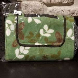 NEW 79"x59" Picnic Beach Blanket w/Waterproof Back